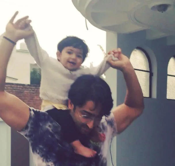 Shaheer Sheikh bahagia bisa bertemu dengan Aairah. @instagram