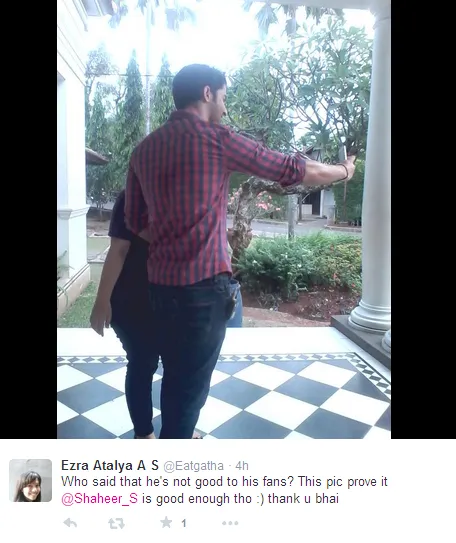 Shaheer selfie bareng fansnya, baik kan? ©twitter/eatgatha