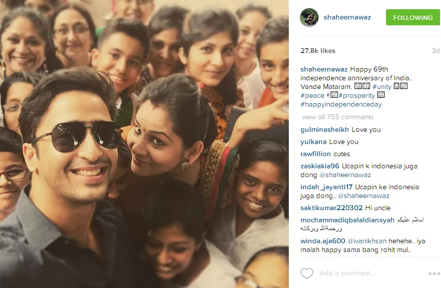 Si ibu nyaris saja mencium pipi Shaheer di sini. @instagram/shaheernawaz