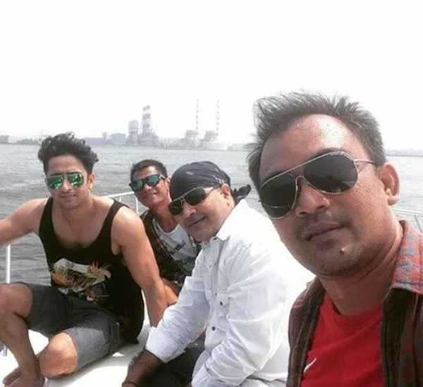 Shaheer Sheikh 'nyeker' di atas kapal. ©shamyafans_id