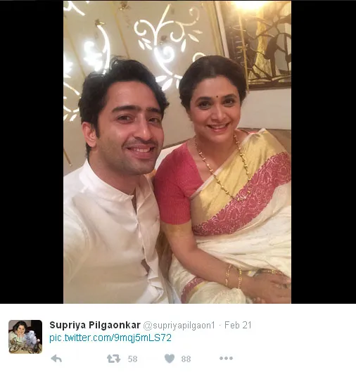 Begini pose akrab Shaheer dan ibunya di lokasi syuting © Twitter.com/supriyapilgaon1