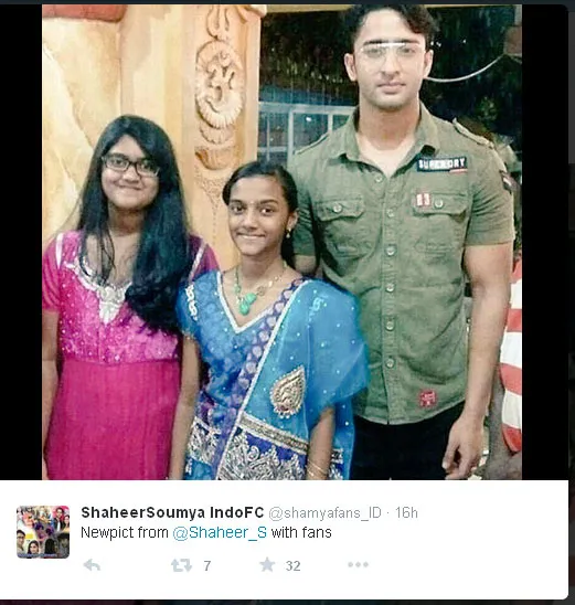 Begini wajah dan pose serius Shaheer saat berpose dengan fansnya © Twitter.com/shamyafans_ID