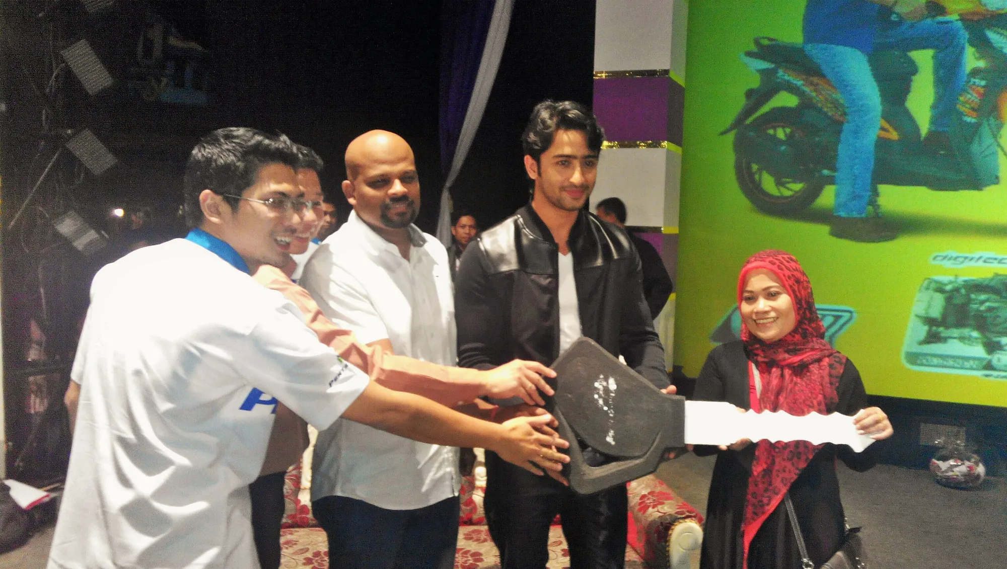 Shaheer Sheikh semakin membuktikan ketenarannya dengan menjadi bintang iklan produk motor asal India ©KapanLagi.com®