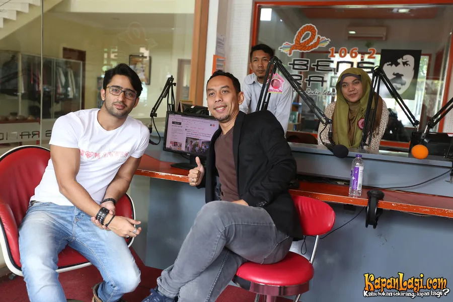 Shaheer Sheikh bersama Pongki Barata yang menciptakan lagu untuknya © KapanLagi.com®/Budy Santoso