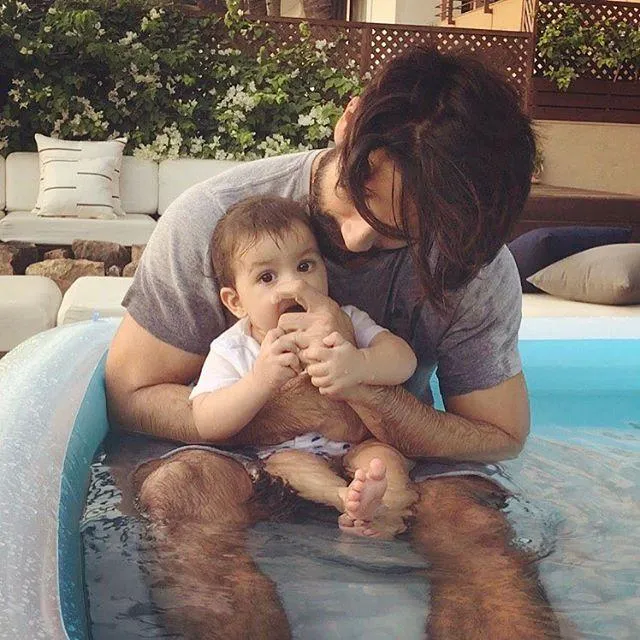 Shahid Kapoor mandi bareng Misha di kolam ©instagram/shahidkapoor