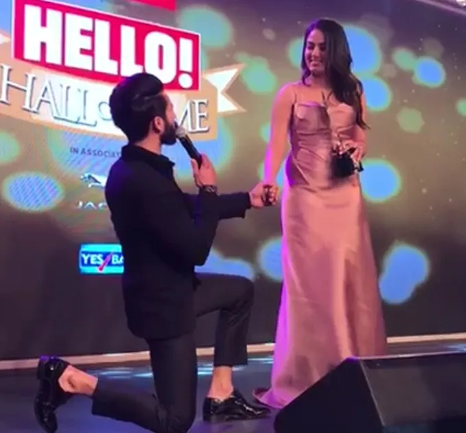 Shahid berlutut di hadapan Mira, so sweet ©pinkvilla