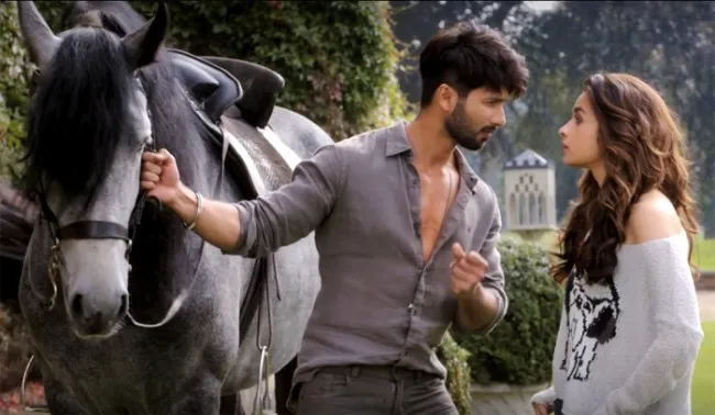 Ini dia Shahid dan Alia dalam film terbaru yang berjudul 'SHAANDAAR' @apunkachoice.com