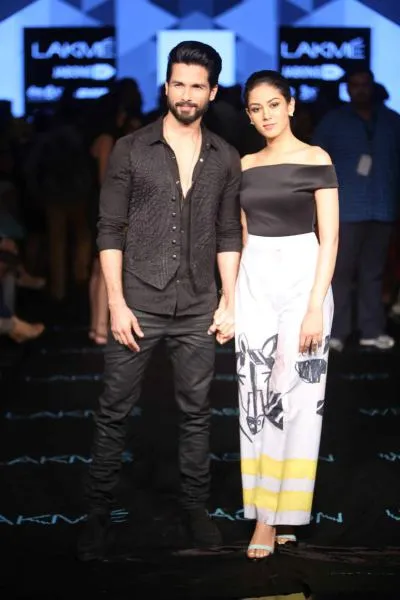 Shahid dan Mira romantis di atas panggung catwalk dengan berpegangan tangan/© Indianexpress.com