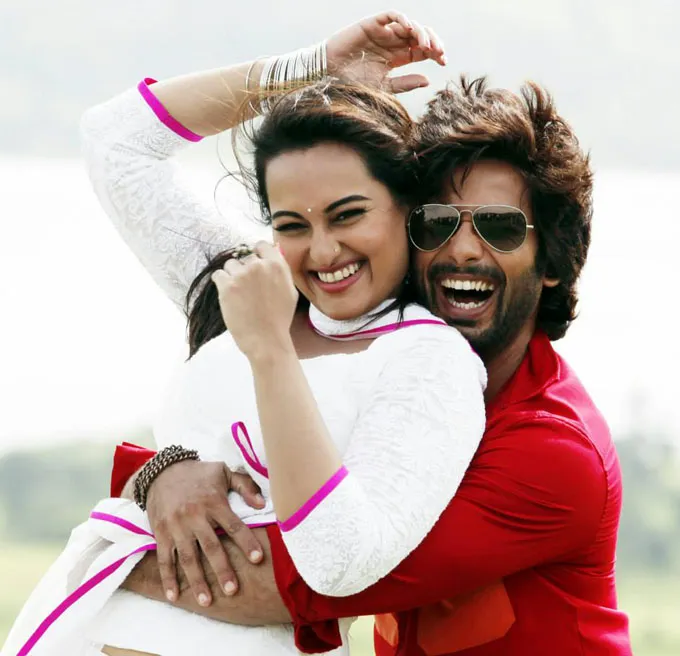 Hindari wartawan, ada apa antara Shahid dan Sonakshi? @filmibeat