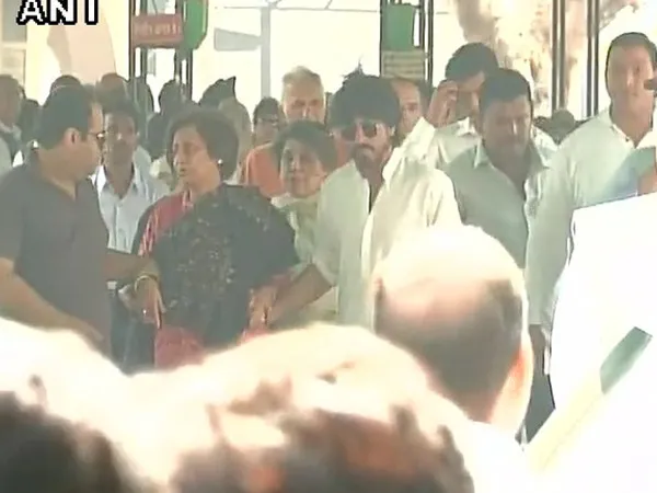 Shahrukh kala menghadiri upacara kremasi ayah mertuanya ©ANI
