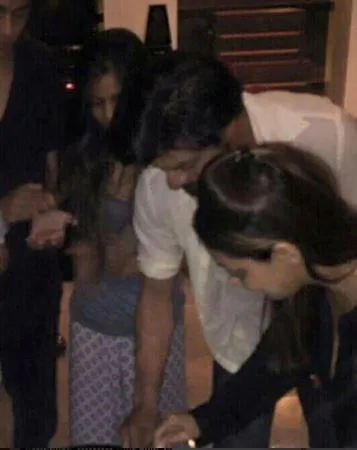 Shahrukh Khan rayakan ultah ke-50 dengan keluarga. ©pinkvilla