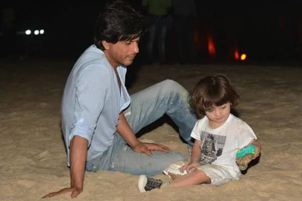 Shahrukh suka kalau jalanan sedang macet, karena ia bisa ngobrol dengan anak-anaknya, termasuk AbRam. ©pinkvilla