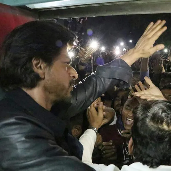 Shahrukh Khan promo film RAEES dengan naik kereta api dari Mumbai ke Delhi ©bollywoodlife
