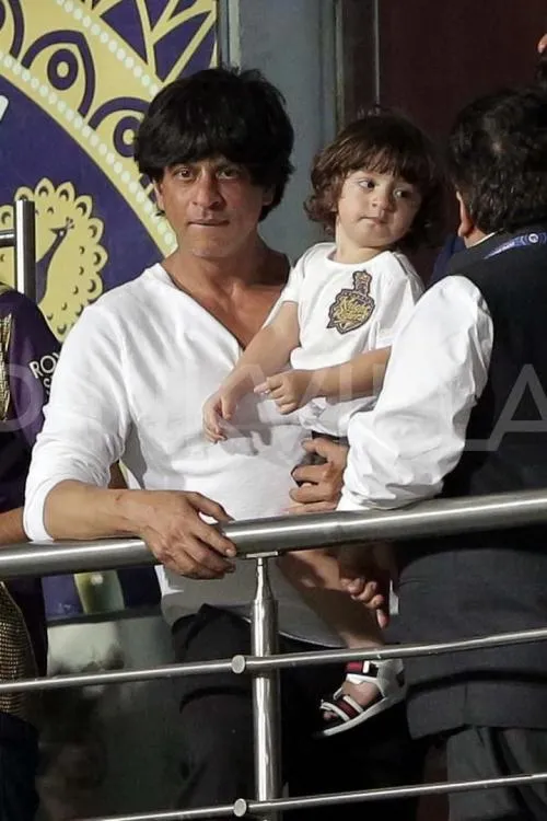 AbRam ikut Shahrukh ke London. ©pinkvilla
