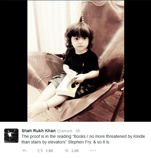 AbRam Khan sok bisa baca buku, unyu banget! @twitter/iamsrk