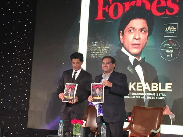 Setelah menerima penghargaan, Shahrukh memberikan pidato yang menyentuh tentang ibunya. ©pinkvilla
