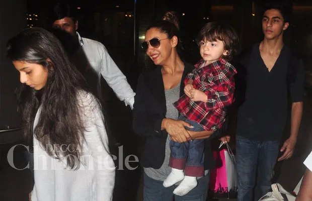 Shahrukh pilih kirim anaknya sekolah di luar negeri karena di India mereka jadi sasaran paparazzi. ©deccanchronicles