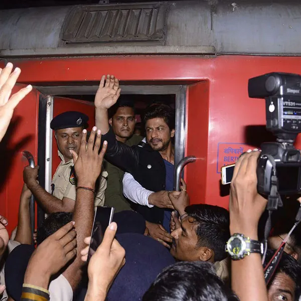 Kekuatan sang mega bintang, selalu membuat fans rela melakukan apa saja demi melihatnya dari dekat ©bollywoodlife