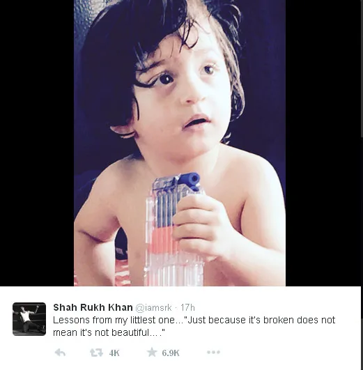 Ini dia si kecil AbRam yang polos bermain botol rusak, sanggup beri sang ayah filosofi hidup baru @twitter.com/iamsrk