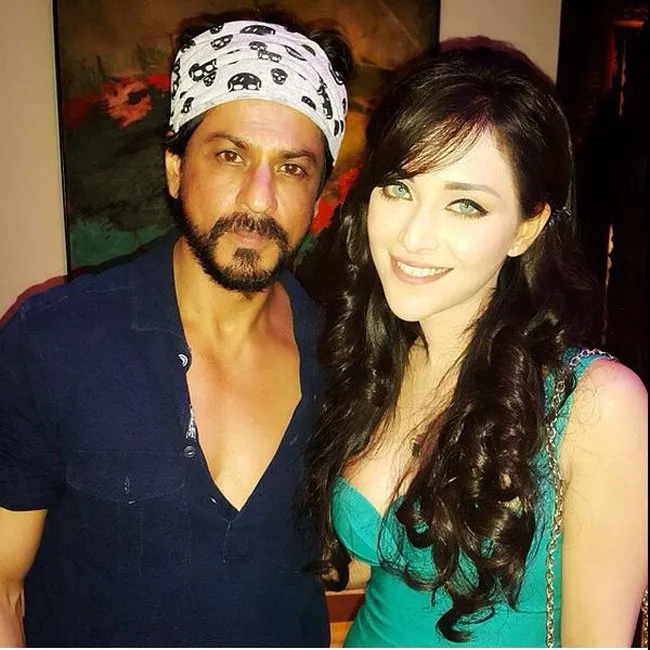 Ini dia gaya fashion Shahrukh Khan yang unik memakai bandana tengkorak putih saat pesta @apunkachoice.com