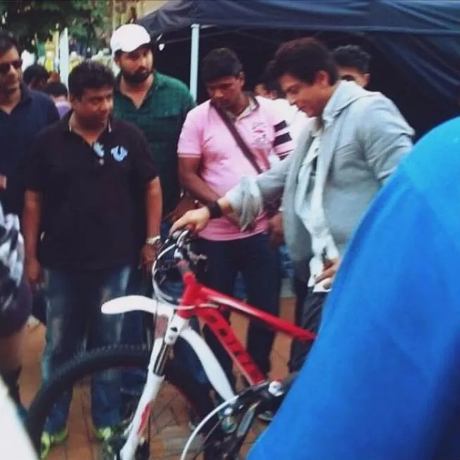 Ini dia sepeda berwarna merah yang diberikan Rohit Shetty pada Shahrukh Khan @indianexpress.com