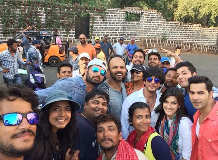 Ini dia inspeksi mendadak ala Shahrukh Khan saat kru dan pemain film terbarunya 'DILWALE' syuting di Goa @indianexpress.com