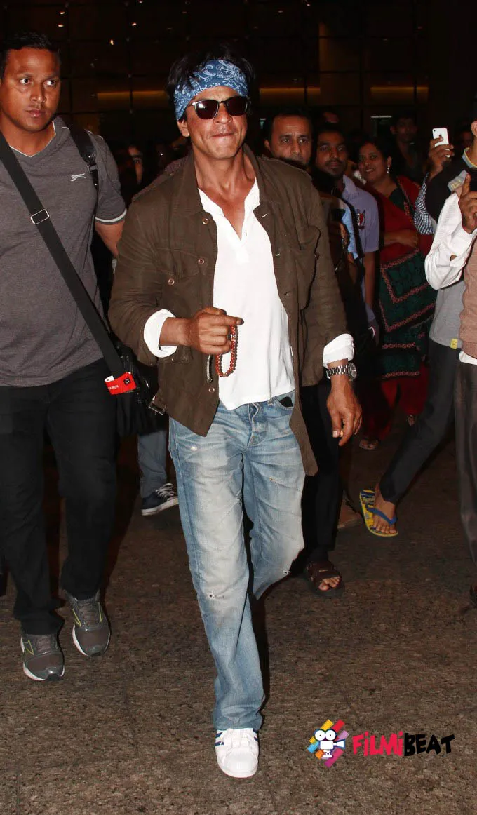 Shahrukh tak bisa lepas dari tasbihnya selama di bandara. @filmibeat