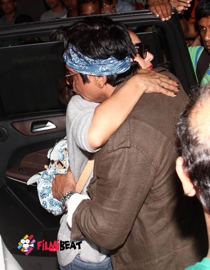 SRK antar Kajol sampai mobilnya dan pelukan dulu sebelum pulang, so sweet. @filmibeat