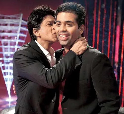 Shahrukh Khan mencium pipi Karan Johar sebagai adlib dari adegan lip-synced film 'MR. INDIA' @pinkvilla.com