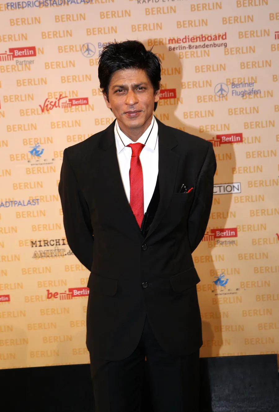 Soal make up, Shahrukh Khan kini punya requestnya sendiri yakni seorang penata rias wanita @splash