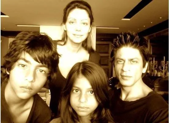 Istri Shahrukh Khan (tengah) buka keburukan sang mega bintang. @oneindia.in