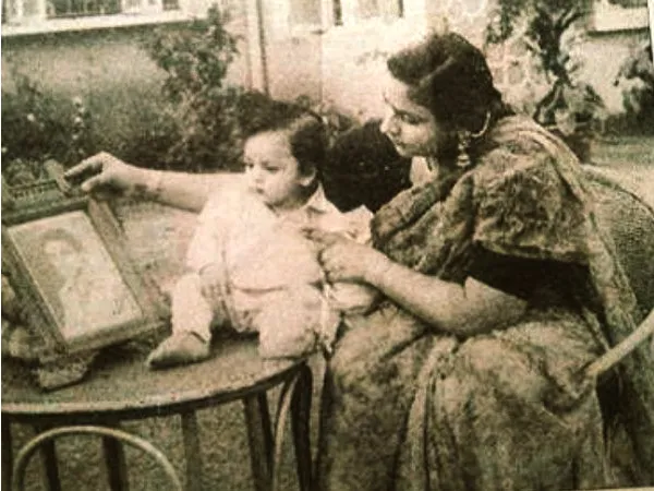 Shahrukh Khan kecil bareng sang bunda, mirip AbRam kan? ©filmibeat