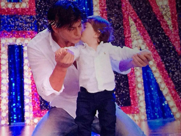 Shahrukh Khan dapat ciuman mesra dari AbRam. @istimewa