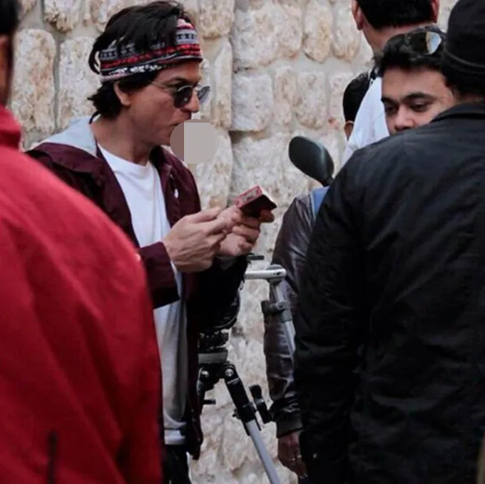 Shahrukh Khan masih merokok! @filmibeat