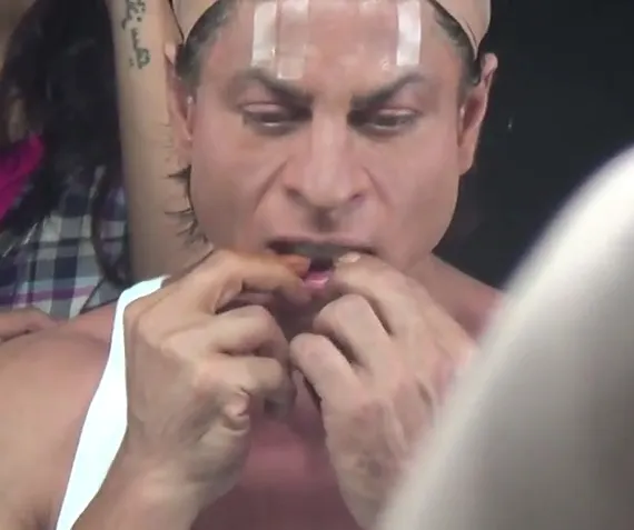 Wajah Shahrukh Khan ditempeli selotip untuk make up FAN. ©youtube/yrf