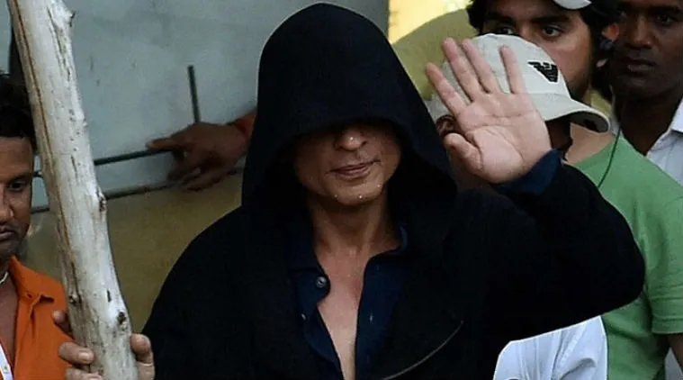 Shahrukh Khan terlihat penuh keringat dan capek, namun lambaian tangan pada fans tak lupa ia lakukan @indianexpress.com