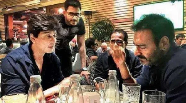 Kata Ajay, makan malamnya bareng SRK cuma kebetulan. @indianexpress