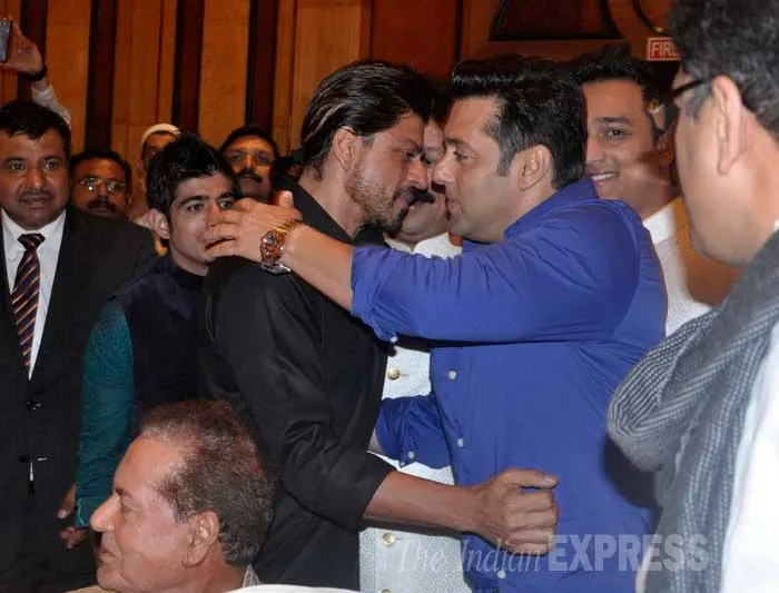 Shahrukh Khan saat berpelukan dengan Salman Khan. @indianexpress.com