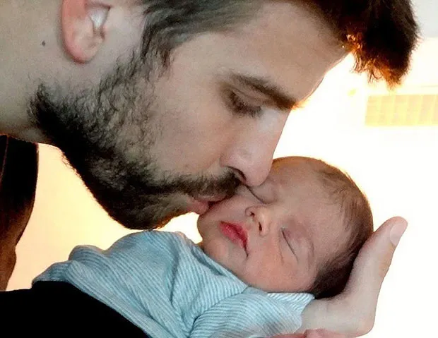 Gerard Pique bersama anaknya @ thesun.co.uk