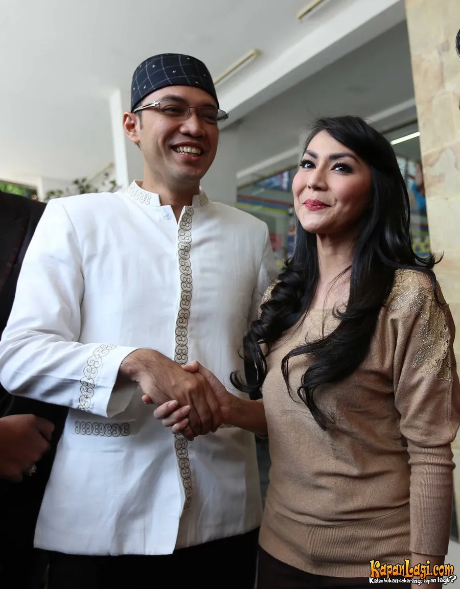 Sandy Tumiwa dan Tessa Kaunang bersalaman dan berpelukan sebelom sidang putusan dimulai. ®KapanLagi.com/Budy Santoso