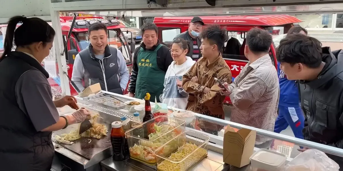 Shanty berjualan makanan Indonesia di China dengan food truck.