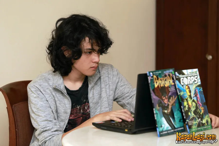 Shawn lebih suka baca komik digital © KapanLagi.com®/Budy Santoso