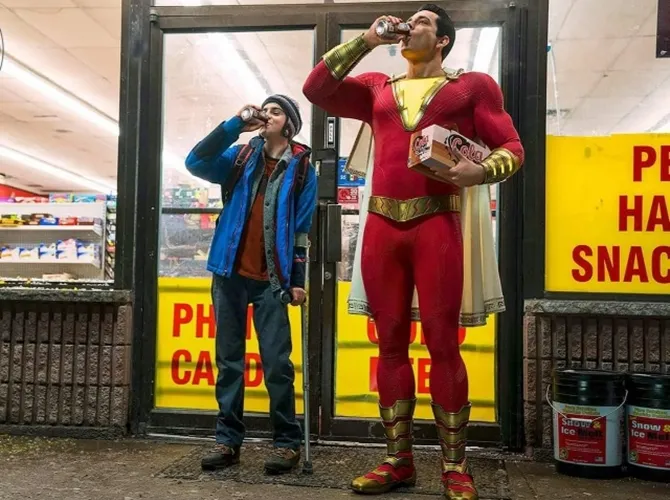 Shazam dan Freddy usai membasmi bandit yang mau mencuri di supermarket. (Courtesy of Warner Bros Pictures)