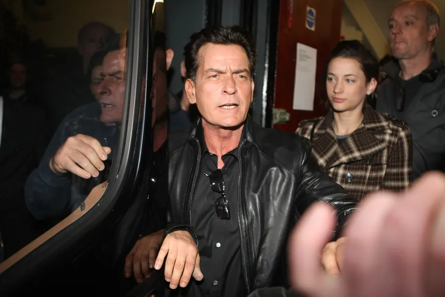 Kehidupan seks Charlie memang sangat liar! © Splashnews.com