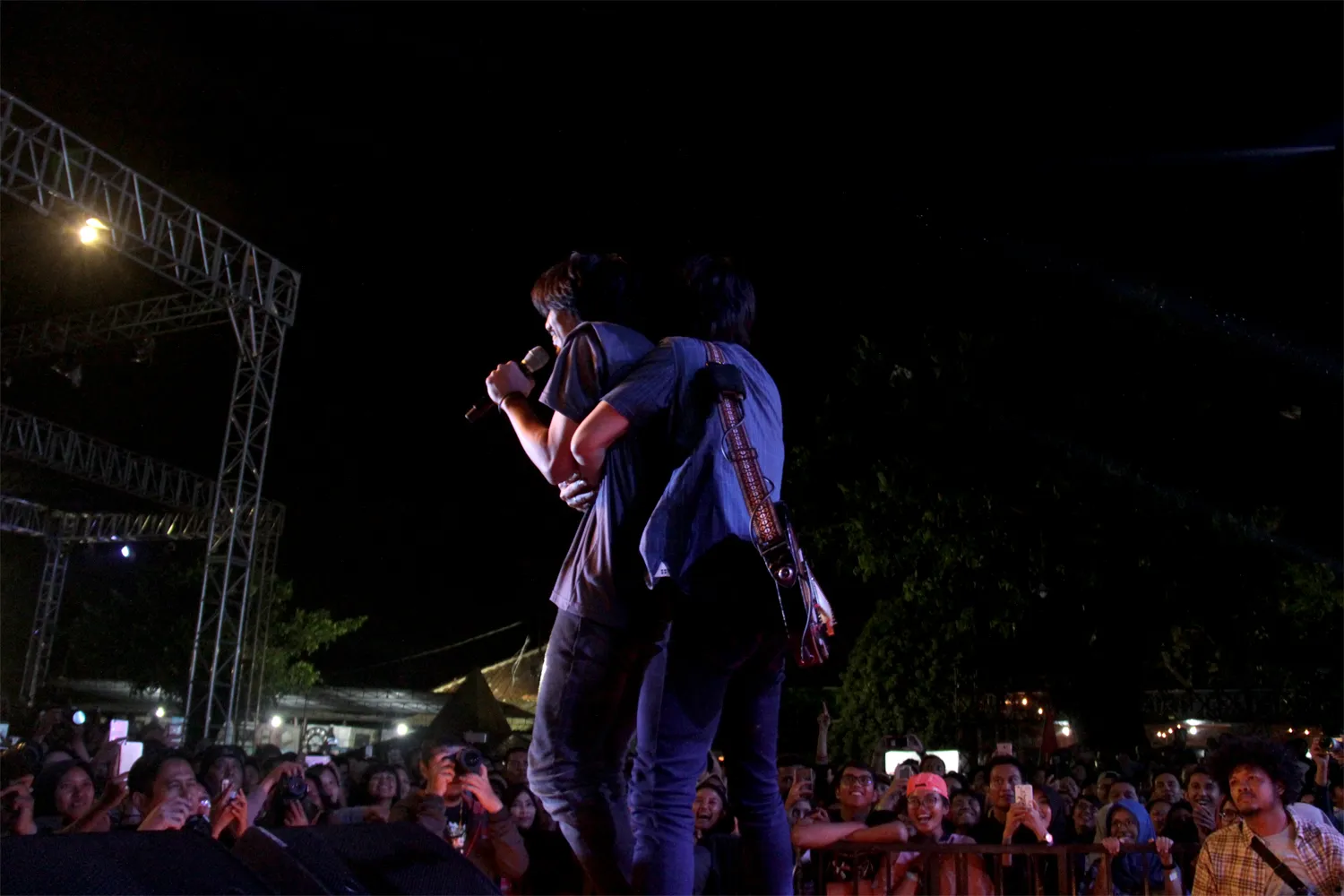 Nggak kuat, Eross berusaha mengangkat Duta dari belakang saat lagu 'Melompat Lebih Tinggi' mengalun © KapanLagi.com/Natanael Sepaya