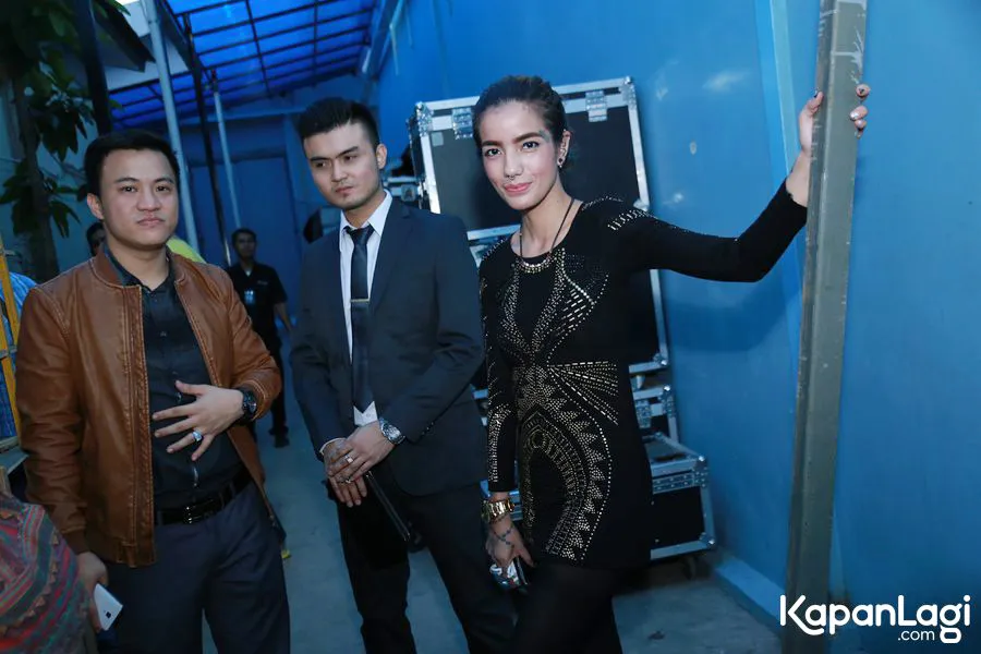 Gilbert Marciano (tengah) kini membela kasus dugaan KDRT Sheila Marcia/©KapanLagi.com®/Agus Apriyanto