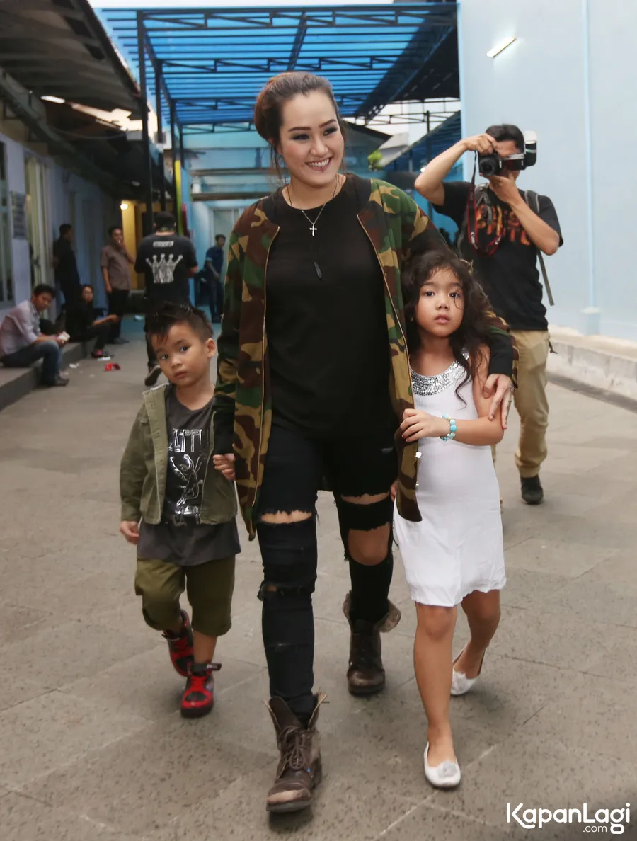 Vanes memang dekat dengan anak-anak Sheila/©KapanLagi.com®/Budy Santoso