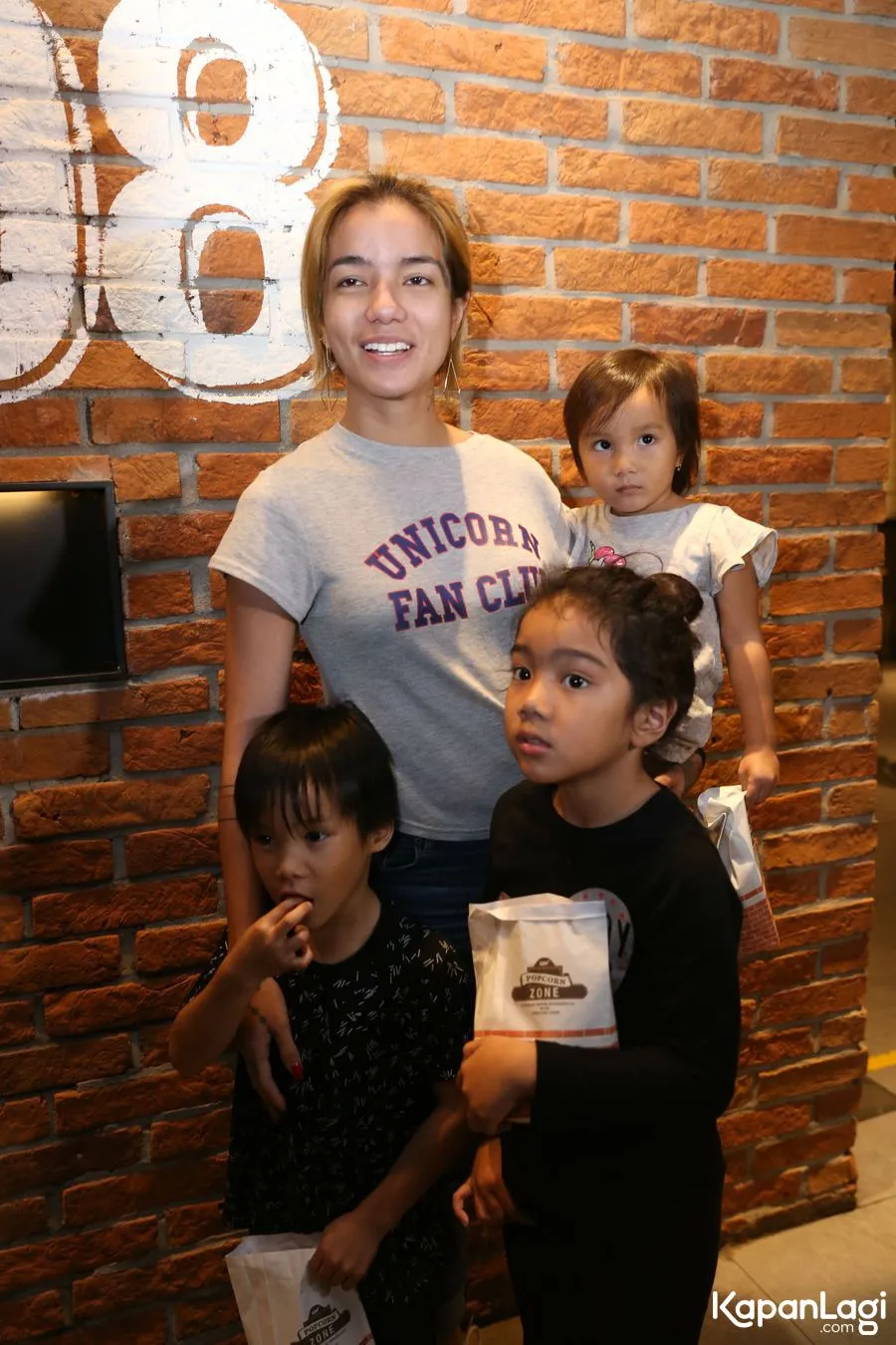Sheila Marcia bawa anak tinggal di Bali. ŠKapanLagi.com/Agus Apriyanto