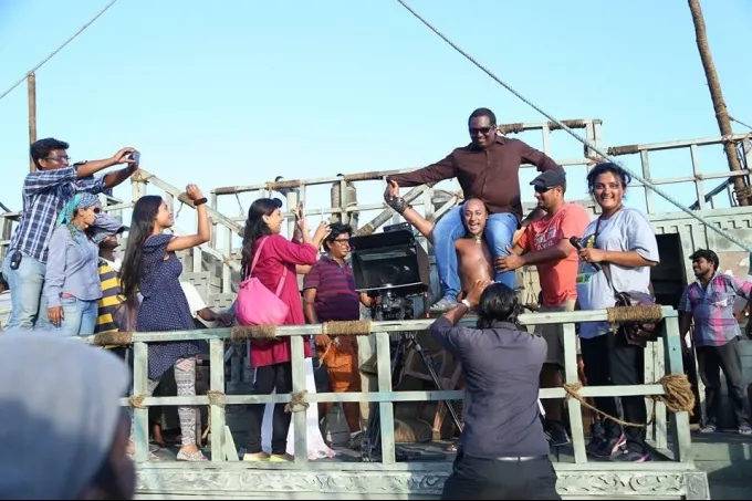 Para kru KAMASUTRA 3D di lokasi syuting @oneindia.in