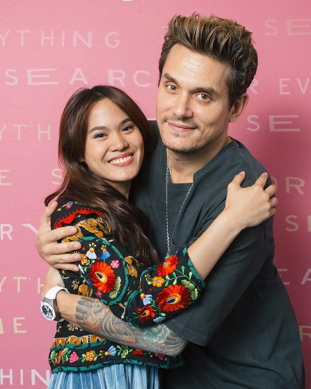 Setelah mendapat tweet balasan, Sheryl Sheinafia bertemu dan mendapat pelukan langsung dari John Mayer © instagram.com/sherylsheinafia